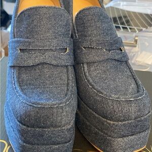 Sexy blue denim oxfords.